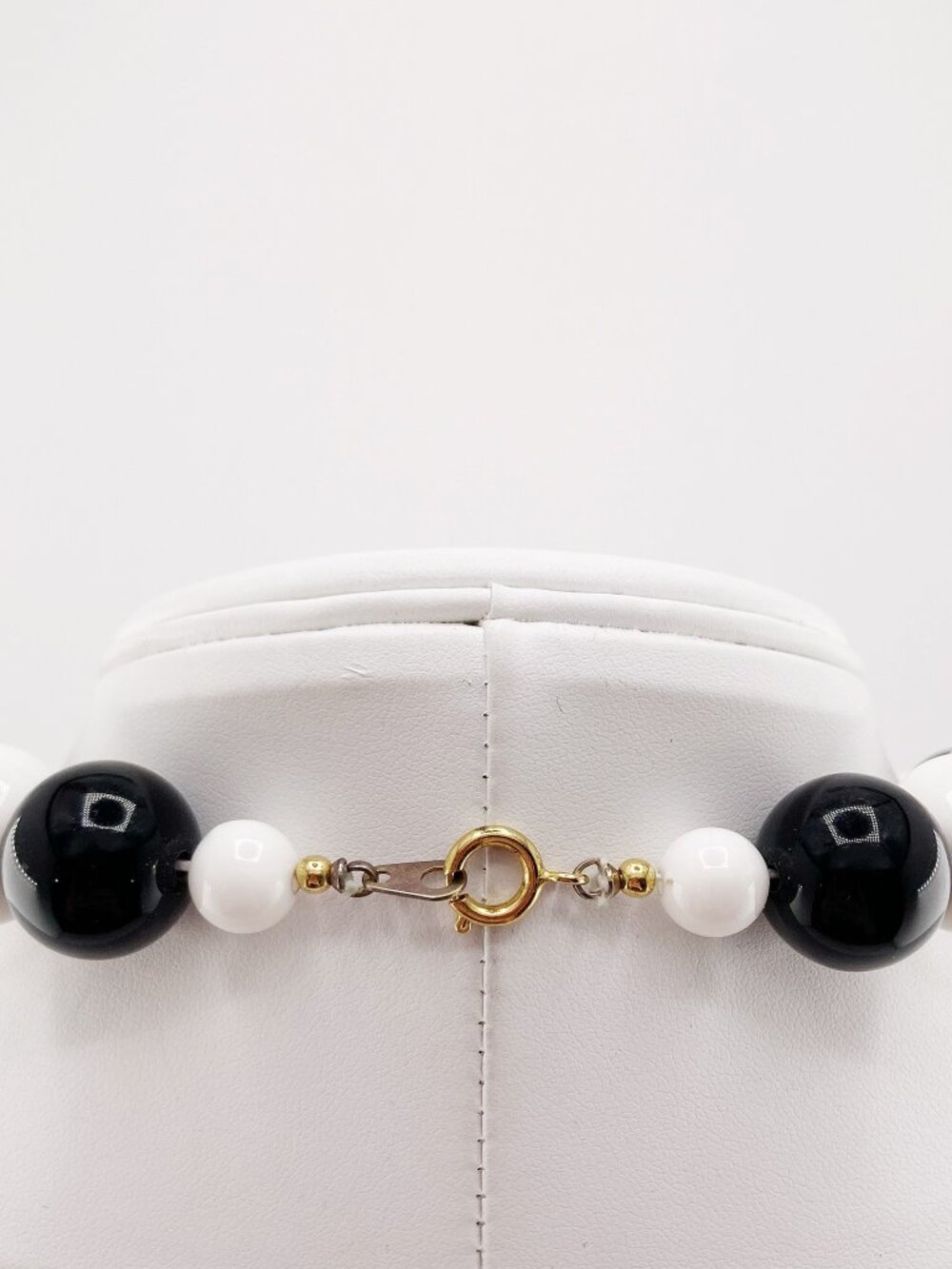 VINTAGE Chunky black and white plastic gumball bead necklace Halloween jewelry - Picture 10 of 10